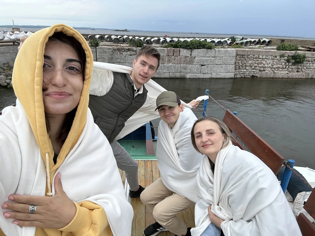 Сафура с друзьями на экскурсионном катере